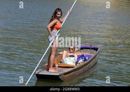 Cambridge, Royaume-Uni. 18 juillet 2021. Avec des températures britanniques atteignant 30 degrés Celsius, les visiteurs de Cambridge apprécient de faire des promenades à Punt le long de la rivière Cam qui traverse la ville Credit: MARTIN DALTON/Alay Live News Banque D'Images