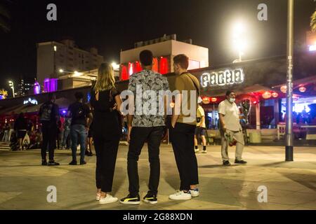 Barcelone, Catalogne, Espagne. 16 juillet 2021. Les gens sont vus en face de la maison de vie nocturne, Pacha.Catalonia a décrété le retour du couvre-feu à partir de 1:00 du matin, étant donné le rebond dans les cas en raison de la variante delta du coronavirus. Après la fermeture des bars et de la vie nocturne, au moment où si la mesure commence ce samedi, juillet 17, la police a expulsé des foules sur la plage de Barceloneta. (Image de crédit : © Thiago Prudencio/DAX via ZUMA Press Wire) Banque D'Images