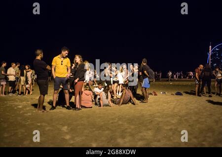 Barcelone, Catalogne, Espagne. 16 juillet 2021. Foule de gens sont vus sur la plage de Barceloneta.la Catalogne a décrété le retour du couvre-feu à partir de 1:00 du matin, étant donné le rebond dans les cas en raison de la variante delta du coronavirus. Après la fermeture des bars et de la vie nocturne, au moment où si la mesure commence ce samedi, juillet 17, la police a expulsé des foules sur la plage de Barceloneta. (Image de crédit : © Thiago Prudencio/DAX via ZUMA Press Wire) Banque D'Images