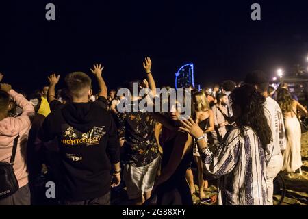 Barcelone, Catalogne, Espagne. 16 juillet 2021. Une foule de gens sont vus sur la plage de Barceloneta en face de l'Hôtel W Barcelona.Catalonia a décrété le retour du couvre-feu à partir de 1:00 du matin, étant donné le rebond dans les cas en raison de la variante delta du coronavirus. Après la fermeture des bars et de la vie nocturne, au moment où si la mesure commence ce samedi, juillet 17, la police a expulsé des foules sur la plage de Barceloneta. (Image de crédit : © Thiago Prudencio/DAX via ZUMA Press Wire) Banque D'Images