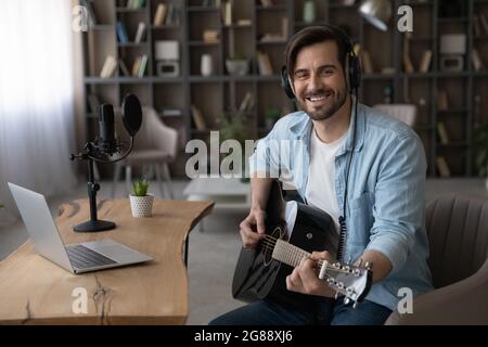 Portrait du musicien masculin joyeux millénaire. Banque D'Images