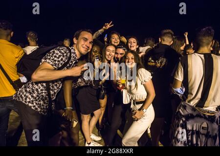 Barcelone, Catalogne, Espagne. 16 juillet 2021. Foule de gens sont vus sur la plage de Barceloneta.la Catalogne a décrété le retour du couvre-feu à partir de 1:00 du matin, étant donné le rebond dans les cas en raison de la variante delta du coronavirus. Après la fermeture des bars et de la vie nocturne, au moment où si la mesure commence ce samedi, juillet 17, la police a expulsé des foules sur la plage de Barceloneta. (Image de crédit : © Thiago Prudencio/DAX via ZUMA Press Wire) Banque D'Images