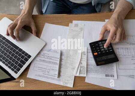 Haut de la page vue rapprochée jeune homme qui fait de la paperasse financière. Banque D'Images