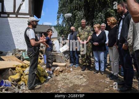 Schuld, Allemagne. 18 juillet 2021. La chancelière allemande Angela Merkel (3e à partir de la droite) et Malu Dreyer (2e à partir de la droite, SPD), Premier ministre de Rhénanie-Palatinat, discutent avec les résidents touchés lors de leur visite dans le village ravagé par les inondations de Schuld, près de Bad Neuenahr-Ahrweiler. Credit: Christof Stache/POOL AFP/dpa/Alay Live News Banque D'Images