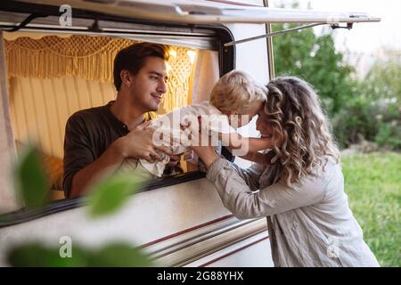 Voyage en famille en camping-car : parents en vacances avec leur fils vivent dans une maison mobile, caravane, voyage en caravane Banque D'Images