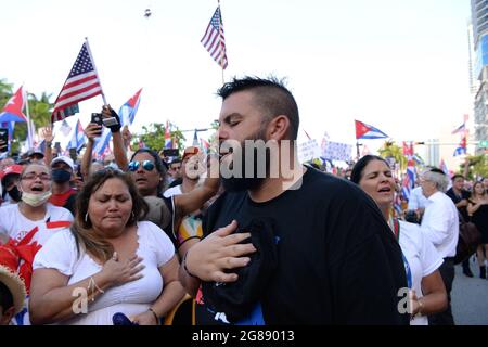 MIAMI, FL - 17 JUILLET : les Américains cubains montrent leur soutien aux manifestants à Cuba lors du Rally for Democracy à la Tour de la liberté le 17 juillet 2021 à Miami, Floride. Crédit : mpi04/MediaPunch Banque D'Images