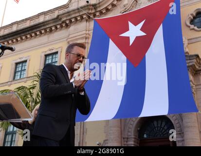 MIAMI, FL - JUILLET 17: Willy Chirino parle alors que les Américains cubains montrent leur soutien aux manifestants à Cuba lors du Rallye for Democracy à la Tour de la liberté le 17 juillet 2021 à Miami Florida. Crédit : mpi04/MediaPunch Banque D'Images