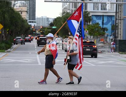 MIAMI, FL - 17 JUILLET : les Américains cubains montrent leur soutien aux manifestants à Cuba lors du Rally for Democracy à la Tour de la liberté le 17 juillet 2021 à Miami, Floride. Crédit : mpi04/MediaPunch Banque D'Images
