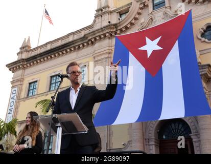 MIAMI, FL - JUILLET 17: Willy Chirino parle alors que les Américains cubains montrent leur soutien aux manifestants à Cuba lors du Rallye for Democracy à la Tour de la liberté le 17 juillet 2021 à Miami Florida. Crédit : mpi04/MediaPunch Banque D'Images