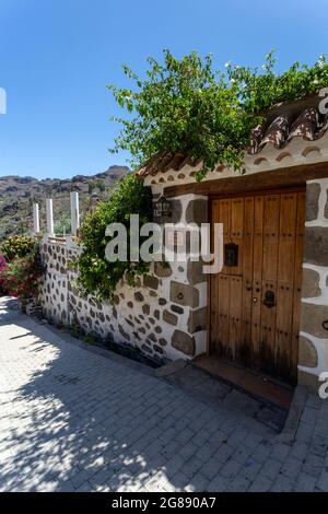 Les maisons blanches du village Fataga à Gran Canaria par une journée ensoleillée. Banque D'Images