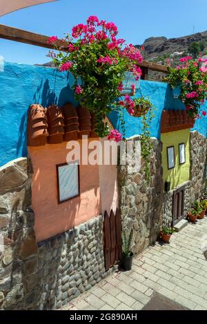 Les maisons blanches du village Fataga à Gran Canaria par une journée ensoleillée. Banque D'Images