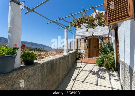 Une petite maison dans le village de Fataga, Gran Canaria par une journée ensoleillée. Banque D'Images