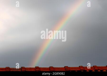 17 juillet 2021-Sangju, Corée du Sud-UN arc-en-ciel apparaît dans le ciel au-dessus de Sangju, le 17 juillet 2021 à Sangju, Corée du Sud. Banque D'Images