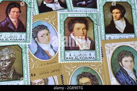 Timbre-poste annulé imprimé par Oman, Ras Al Khaima, qui montre le portrait de Ludwig Van Beethoven, vers 1900-1990. Banque D'Images