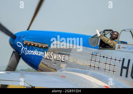 North American P-51D Mustang l'avion de chasse de la deuxième Guerre mondiale nommé Moonbeam McSwine, qui se jette dans l'aérospectacle avec un pilote qui se promène devant la foule. Tuez les marquages Banque D'Images