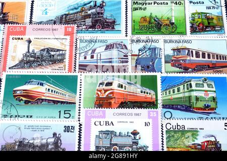 Timbres-poste annulés imprimés par la Corée du Nord, l'URSS, la Hongrie, le Burkina Faso, Cuba, Cela montre Locomotive, vers 1950-1990. Banque D'Images