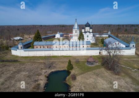 Vue sur le monastère de la Trinité de Zelenetsky le jour d'avril. Zelenets, région de Leningrad. Russie Banque D'Images