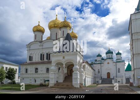 Vue sur l'ancienne cathédrale de la Trinité dans le monastère d'Ipatiev le jour de septembre. Kostroma, anneau d'or de Russie Banque D'Images