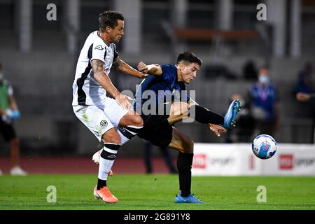 Lugano, Suisse. 17 juillet 2021. Martin Satriano (R) du FC Internazionale est défié par Reto Ziegler du FC Lugano lors du match de football amical d'avant-saison entre le FC Lugano et le FC Internazionale. Le FC Internazionale a gagné 4-3 au cours de la période régulière 2-2, contre le FC Lugano pour des pénalités. Credit: Nicolò Campo/Alay Live News Banque D'Images