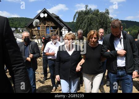 Schuld, Allemagne. 18 juillet 2021. La chancelière allemande Angela Merkel (3e de droite) et Malu Dreyer (2e de droite, SPD), Premier ministre de Rhénanie-Palatinat, traversent le village ravagé par les inondations de Schuld près de Bad Neuenahr-Ahrweiler. Credit: Christof Stache/POOL AFP/dpa/Alay Live News Banque D'Images