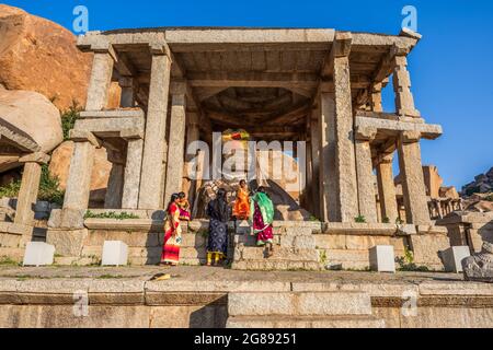 Hampi, Karnataka, Inde - 14 janvier 2020 : gros plan du temple de la statue du Monolithe de Nandi avec une statue clairement visible. Banque D'Images