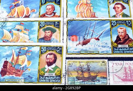 Timbres-poste annulés imprimés par Umm Al Qiwain, Bermudes, Pologne, qui montrent les marins et les bateaux à voile, vers 1950-1999. Banque D'Images