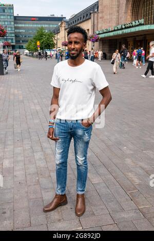Jeune Africain debout près de la gare centrale d'Helsinki, Finlande Banque D'Images