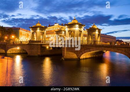 SAINT-PÉTERSBOURG, RUSSIE - 25 JUILLET 2019 : l'ancien pont Lomonosov dans la nuit illuminée le soir de juin Banque D'Images