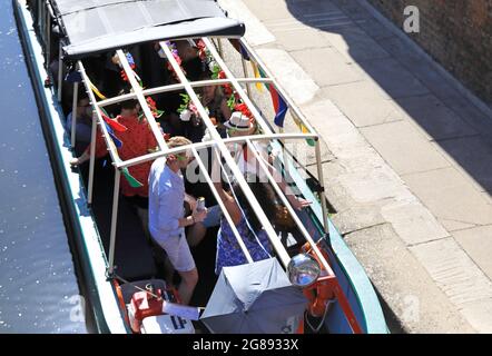 Faites la fête sur une barge sur Regents Canal, à côté de Granary Square à Kings Cross, au nord de Londres, au Royaume-Uni Banque D'Images