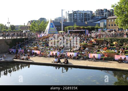 Le populaire festival de films gratuits Everyman Summer Love sur les rives du canal Regents à Granary Square, Kings Cross, Londres, Royaume-Uni Banque D'Images