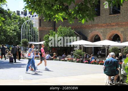 Dînez en plein air au restaurant German Gymnasium, sur Battle Bridge place, derrière la gare de Kings Cross, dans le nord de Londres, au Royaume-Uni Banque D'Images