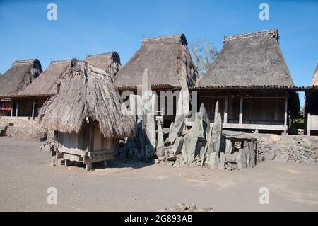 Maisons traditionnelles d'un village mégalithique de Bena, Flores Banque D'Images