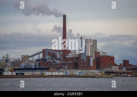 KOTKA, FINLANDE - 02 NOVEMBRE 2019: Vue sur l'usine de pâtes et papiers de 'Sunila', le soir de novembre Banque D'Images