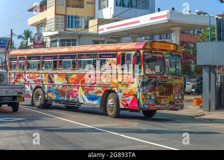 AMBALANGODA, SRI LANKA - 19 FÉVRIER 2020: Bus interurbain sur une rue de ville de près Banque D'Images