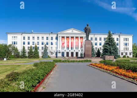 PSKOV, RUSSIE - 18 JUILLET 2020 : monument à V.I. Lénine (Ulyanov) sur fond de bâtiment de l'Université d'Etat, le jour de juillet Banque D'Images