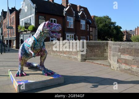 Sensibilisation à la charité pour enfants 'Break', la sculpture GoGoGoDiscover T.Rex de Beverley Gene Coraldean 'Eyela le T.spex' sur Fye Bridge, Norwich Banque D'Images