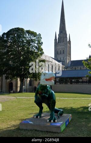 Sensibilisation à l'œuvre de charité pour enfants 'Break', GoGoDiscover T.Rex de l'école Norwich sculpture 'Tyra-Norvy-Saurus' à la cathédrale de Norwich Fermer Banque D'Images