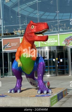 Sensibilisation à la charité pour enfants 'Break', GoGoGoDiscover T.Rex sculpture 'Prideasaurus' en dehors du Forum à Norwich, Norfolk, Royaume-Uni Banque D'Images