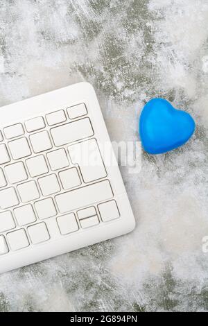 Blue Heart + blanc clavier Qwerty pour Blue Monday, se sentant sombre / décourageant, mauvais moral de bureau, étant jeté en ligne, Covid verrouillage mental blues. Banque D'Images