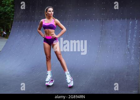 Longueur totale de la femme portant des chaussures de saut de sport. Sauts Kangaroo Banque D'Images