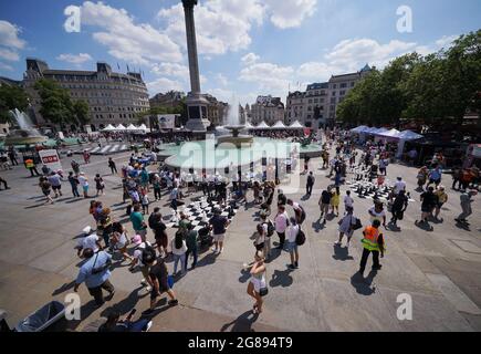Des personnes jouant aux échecs à Trafalgar Square, Londres dans le cadre de ChessFest, organisé par Chess in Schools and Communities (CSC), une organisation caritative qui utilise les échecs pour aider le développement éducatif et social des enfants. Date de la photo: Dimanche 18 juillet 2021. Banque D'Images