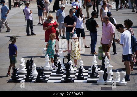 Les enfants jouant aux échecs à Trafalgar Square, Londres dans le cadre de ChessFest, organisé par Chess in Schools and Communities (CSC), une œuvre de charité qui utilise les échecs pour aider le développement éducatif et social des enfants. Date de la photo: Dimanche 18 juillet 2021. Banque D'Images
