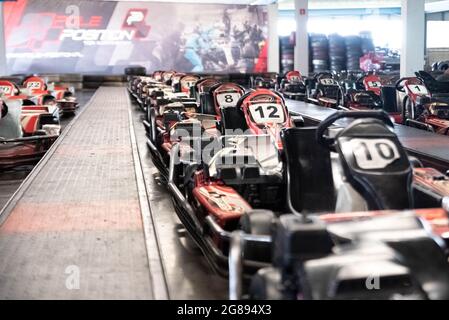 Varsovie, Pologne - 27 juin 2021 : alignement des karts. Petites voitures de course prêtes à partir. Sports motorisés pour les enfants et les adultes. Banque D'Images