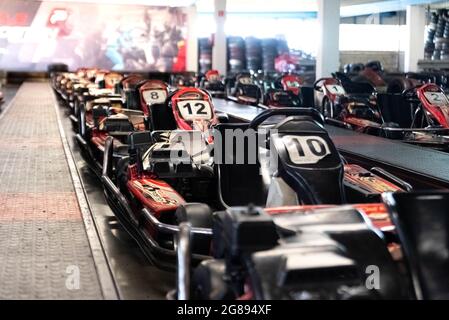 Varsovie, Pologne - 27 juin 2021 : alignement des karts. Petites voitures de course prêtes à partir. Sports motorisés pour les enfants et les adultes. Banque D'Images