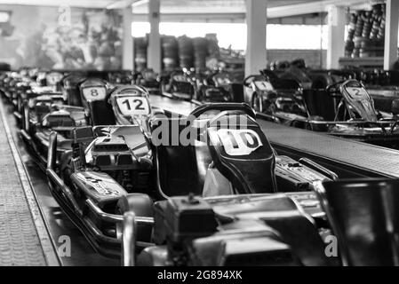 Varsovie, Pologne - 27 juin 2021 : alignement des karts. Petites voitures de course prêtes à partir. Sports motorisés pour les enfants et les adultes. Banque D'Images