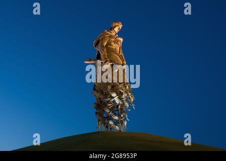 RZHEV, RUSSIE - 07 JUILLET 2021 : sculpture d'un soldat soviétique en gros plan dans la nuit de juillet. Mémorial en l'honneur des soldats tombés pendant le Grand Patriotique Banque D'Images