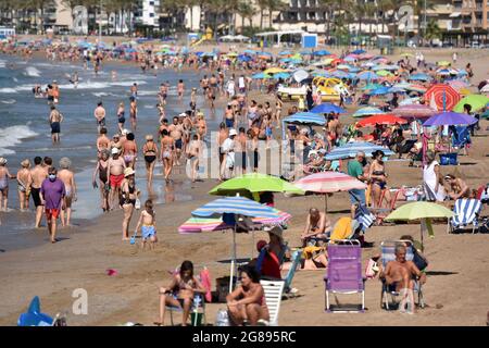 Calafell, Espagne. 17 juillet 2021. Les gens apprécient le soleil et le temps chaud à la plage Segur de Calafell à Calafell.in endroits où beaucoup de gens sont concentrés, Il y a encore des gens dans la ville de Calafell qui continuent d'utiliser le masque facial pour se protéger contre la contagion de Covid-19 bien que son utilisation ne soit plus obligatoire par le gouvernement de l'Espagne depuis le 26 juin 2021 et chaque fois que la distance de sécurité est supérieure à 1.5 mètres. (Photo de Ramon Costa/SOPA Images/Sipa USA) crédit: SIPA USA/Alay Live News Banque D'Images