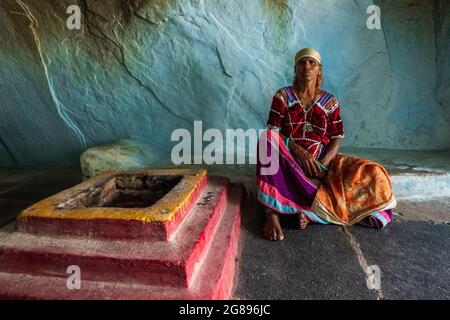 Hampi, Karnataka, Inde - 14 janvier 2020 : portrait d'une femme indienne du sud en robe traditionnelle. Banque D'Images