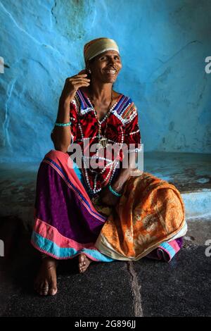 Hampi, Karnataka, Inde - 14 janvier 2020 : portrait d'une femme indienne du sud en robe traditionnelle. Banque D'Images