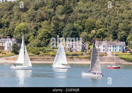 Crosshaven, Cork, Irlande. 18 juillet 2021. Des yachts naviguent autour du port par une chaude journée d'été où les températures ont atteint vingt-six degrés à Crosshaven, Co. Cork, Irlande. - photo; David Creedon / Alamy Live News Banque D'Images